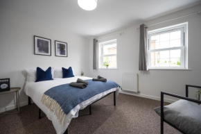 Cosy Modern House Sleeps 9 - En-suite and Parking